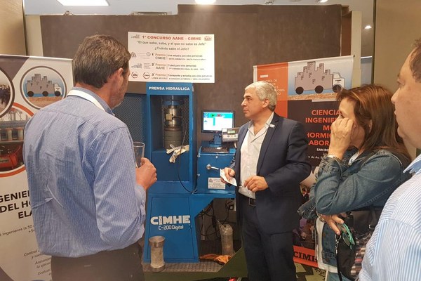 Equipamentos CIMHE para laboratorio em feira do setor