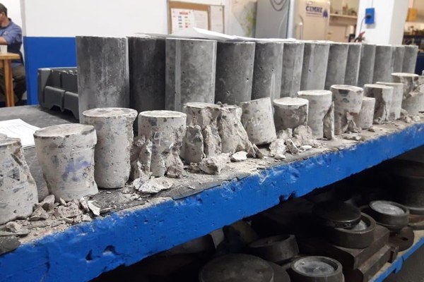 Corpos de prova de concreto no laboratorio